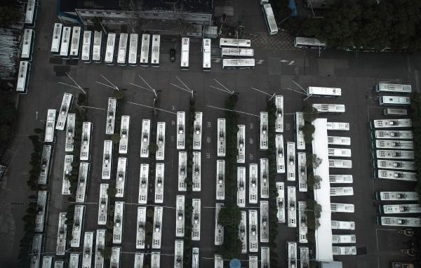 资料图片:2月14日,公交车停摆在武昌区中北路的一处公交停车场上。(新华社)