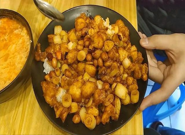一家靠实力说话的网红店,一份盖饭20元,顾客:连吃一个月不腻