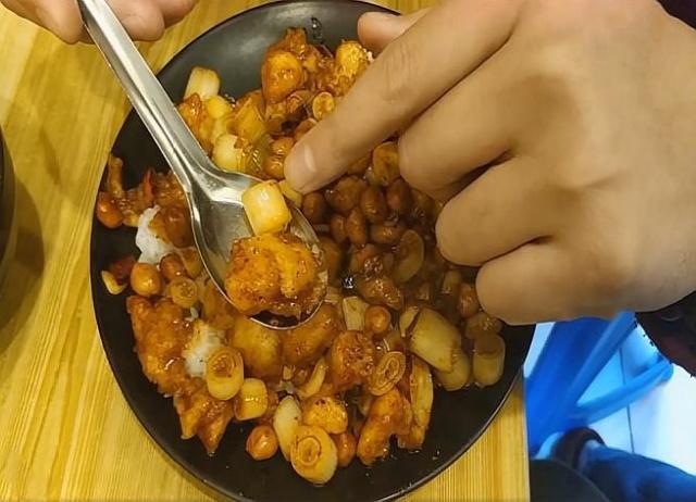 一家靠实力说话的网红店,一份盖饭20元,顾客:连吃一个月不腻