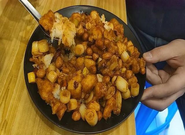 一家靠实力说话的网红店,一份盖饭20元,顾客:连吃一个月不腻