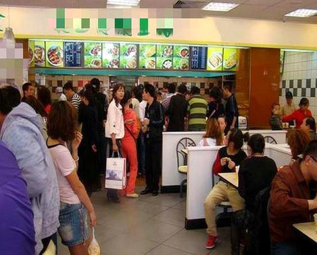 一家靠实力说话的网红店,一份盖饭20元,顾客:连吃一个月不腻
