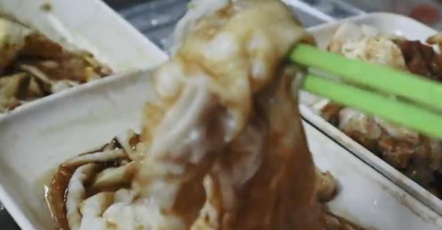 广东一家平民小吃店,招牌小吃只要2.5元,顾客排到大街上