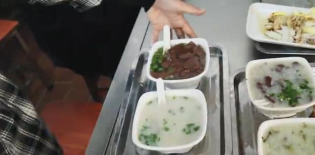 广东一家平民小吃店,招牌小吃只要2.5元,顾客排到大街上