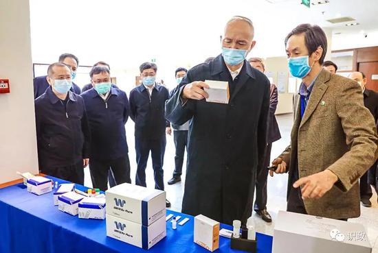 4月7日,蔡奇在查看生物医药产品。图片来源:识政