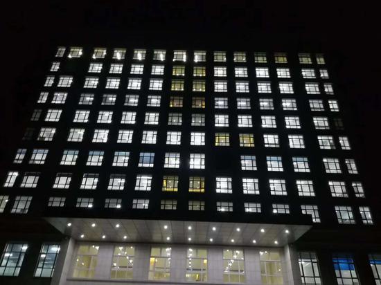 4月10日晚,连夜施工改造的绥芬河市方舱医院。 姚自强 图