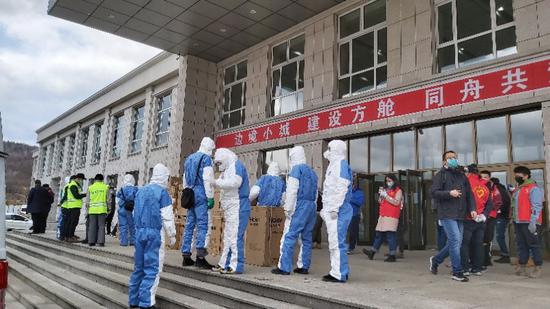 医院在摆放着拉过来的物资。截止昨晚12点,改建工程已经完成。 本文图片 澎湃新闻记者 段彦超(单独署名的除外)