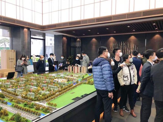 楼市回暖速度超出想象,多家售楼处挤爆,报复性买房终究是到来了