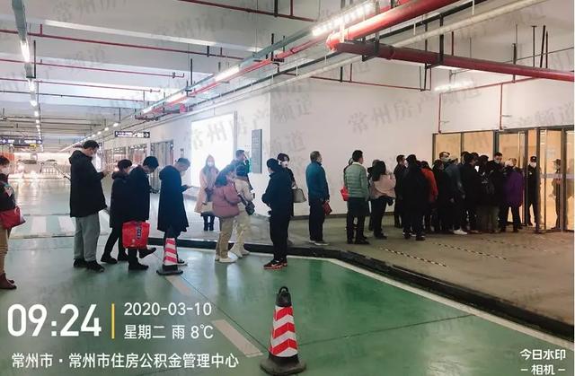 楼市回暖速度超出想象,多家售楼处挤爆,报复性买房终究是到来了