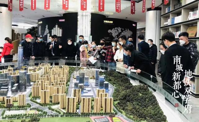 楼市回暖速度超出想象,多家售楼处挤爆,报复性买房终究是到来了