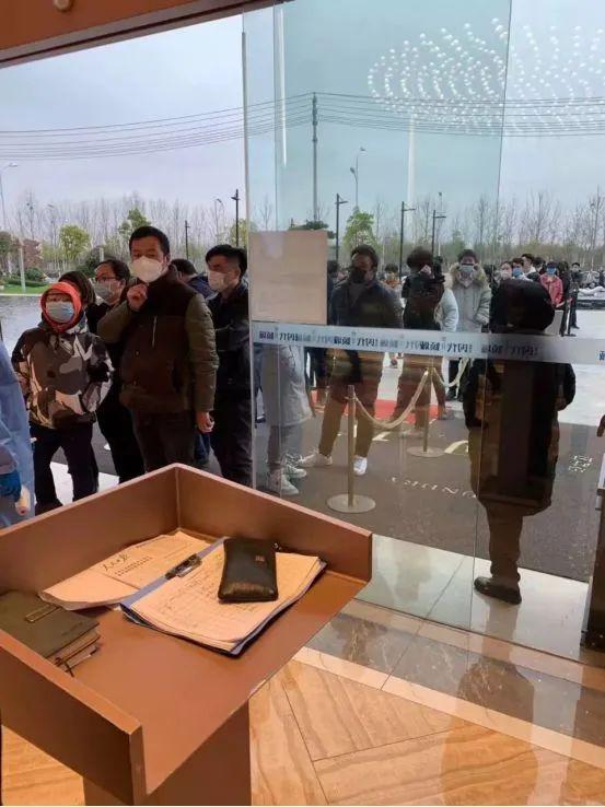 楼市回暖速度超出想象,多家售楼处挤爆,报复性买房终究是到来了