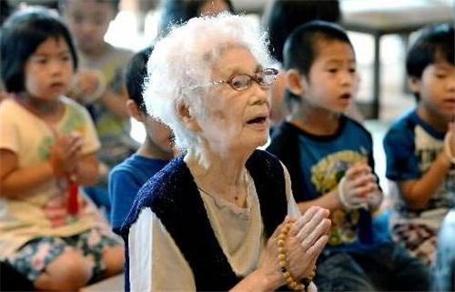 原子弹爆炸时,日本19岁女孩离爆心仅260米,为何能毫发无损存活