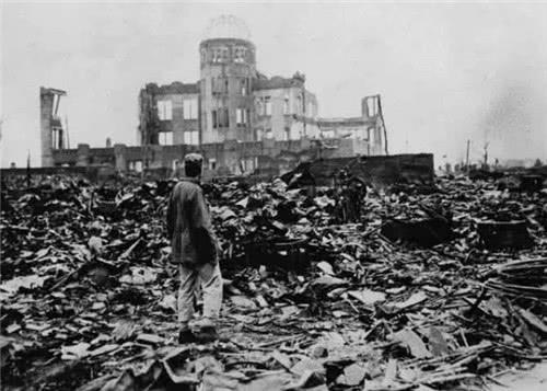 原子弹爆炸时,日本19岁女孩离爆心仅260米,为何能毫发无损存活