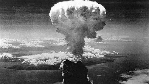 原子弹爆炸时,日本19岁女孩离爆心仅260米,为何能毫发无损存活