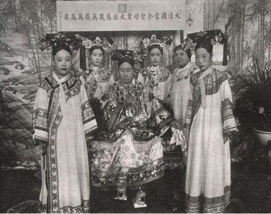 慈禧奢侈晚年生活,不喝白开水,口渴了喝啥?贫穷限制了我的想象