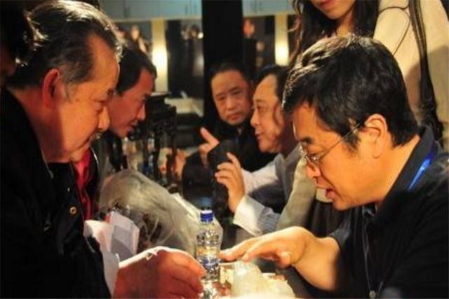 3吨重沉香木龙床现世,专家规劝上交国家,收藏家:先拿5个亿