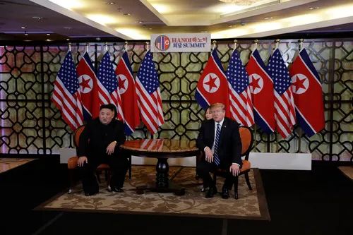 2019年2月28日,在越南首都河内,美国总统特朗普(前右)与朝鲜最高领导人金正恩(前左)举行会谈。新华社/美联
