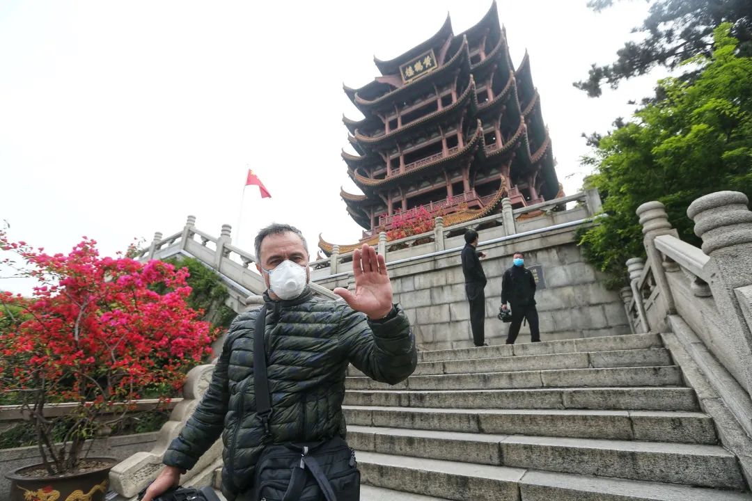 外媒记者在黄鹤楼进行武汉城市生态和文化主题采访活动。摄影:崔萌