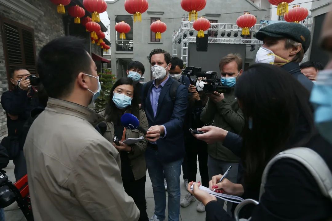 外媒记者在武汉市武昌区昙华林社区对新冠肺炎康复患者进行采访。摄影:崔萌