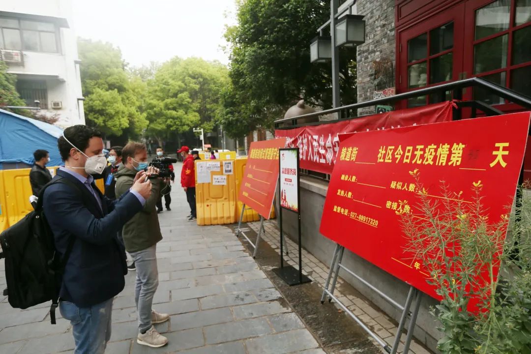 外媒记者在武汉市武昌区昙华林社区进行采访。摄影:崔萌