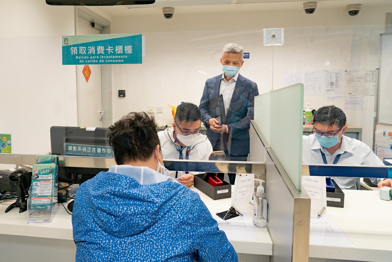 澳门经济局人员巡视各领卡服务点。图片来源:澳门特区政府网站