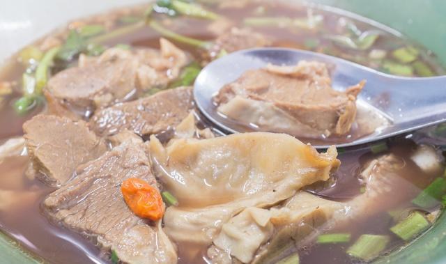 炖肉时,煮出的泡沫能吃吗?可能多数人不清楚,看完你就知道了