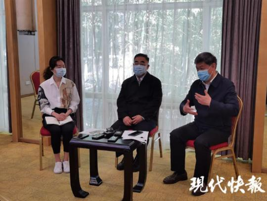 张伯礼(中)、刘清泉(右)