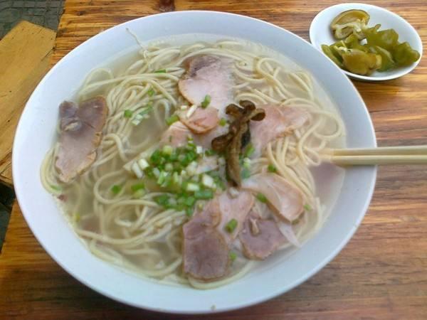 沙市人爱这碗面条胜过热干面,天天面馆门口排长龙,“过早”首选