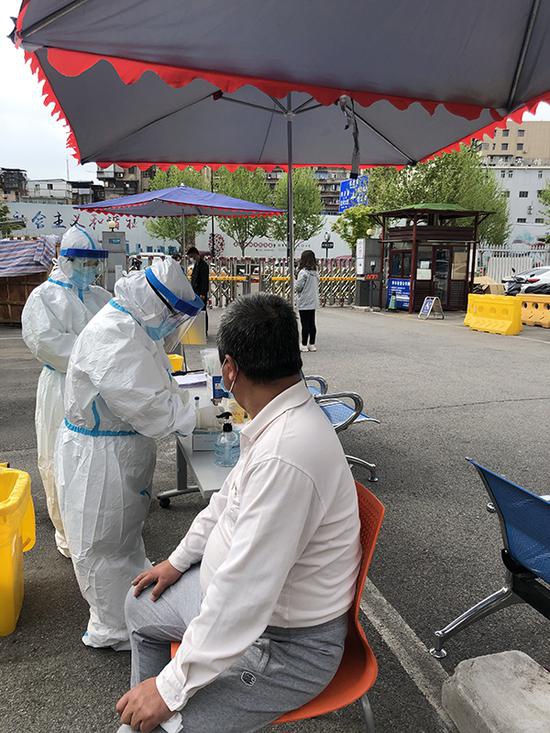 体检中心在空旷的位置为团体进行核酸检测,拍摄于4月12日。