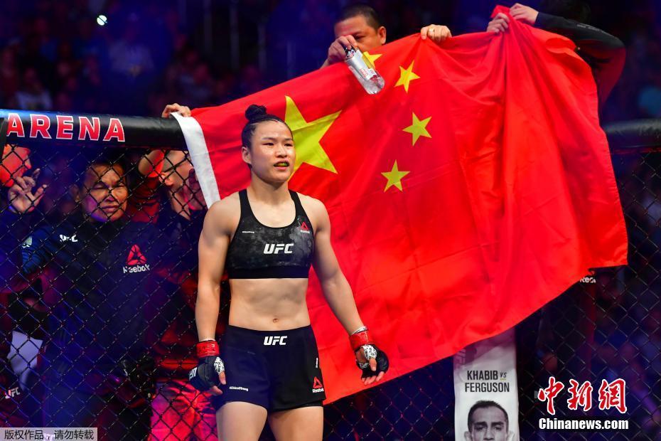 资料图:北京时间3月8日,中国首位UFC冠军张伟丽在美国举行的UFC248站女子草量级世界冠军卫冕战上,在五个回合里以点胜击败乔安娜,成功卫冕。
