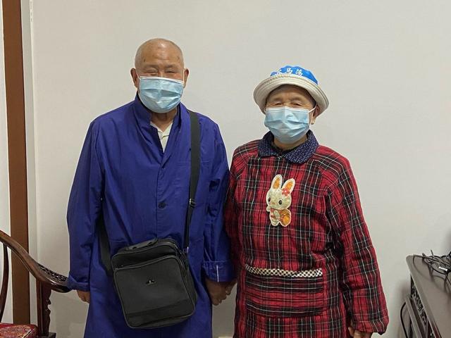 △付春枝(右)和老伴李洪盛(左)