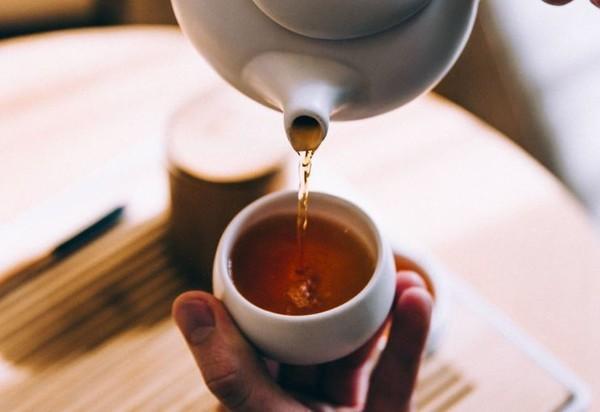 饭前喝水有助减重,饭后喝水好吗?饱餐后10禁忌,恐胃痛、胃发炎