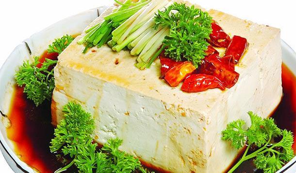 老人吃洋葱能补钙?医生:纯属谣言,这3类食物才是“补钙王”。