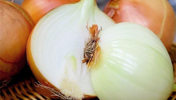 老人吃洋葱能补钙?医生:纯属谣言,这3类食物才是“补钙王”。