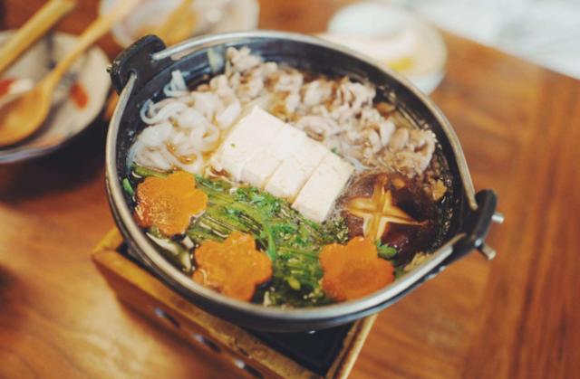 吃饱饭站着好,还是坐着好?营养师:当心肠胃蠕动慢,诱发便秘