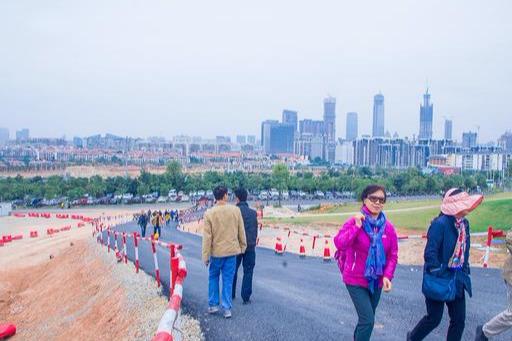 退休后想一年四季到处去旅游,是租房子划算,还是直接买辆房车?
