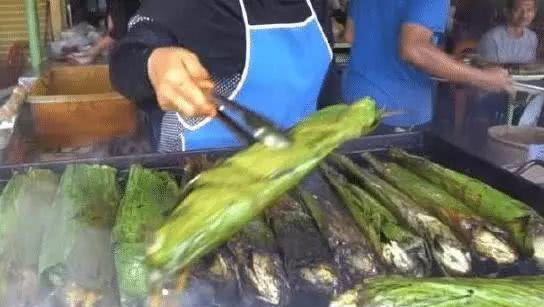 街边的“万人迷”小吃,售卖15元一条,很多人一顿可以吃3条