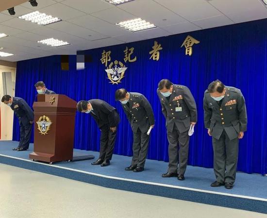 台防务部门代表鞠躬道歉 图源:台湾联合报