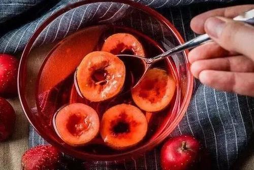 大人小孩都消化不良怎么办?处理“积食”,把山楂、苹果煮着吃
