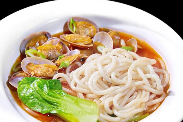 路边的美食小吃;色香味俱全的花甲粉,实在是太好吃了