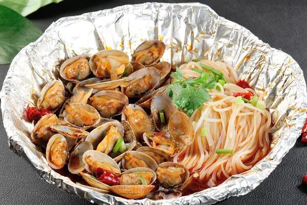 路边的美食小吃;色香味俱全的花甲粉,实在是太好吃了