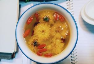 肝病多是"拖"出来的,"皮肤"若出现4种表现,趁早查肝功能