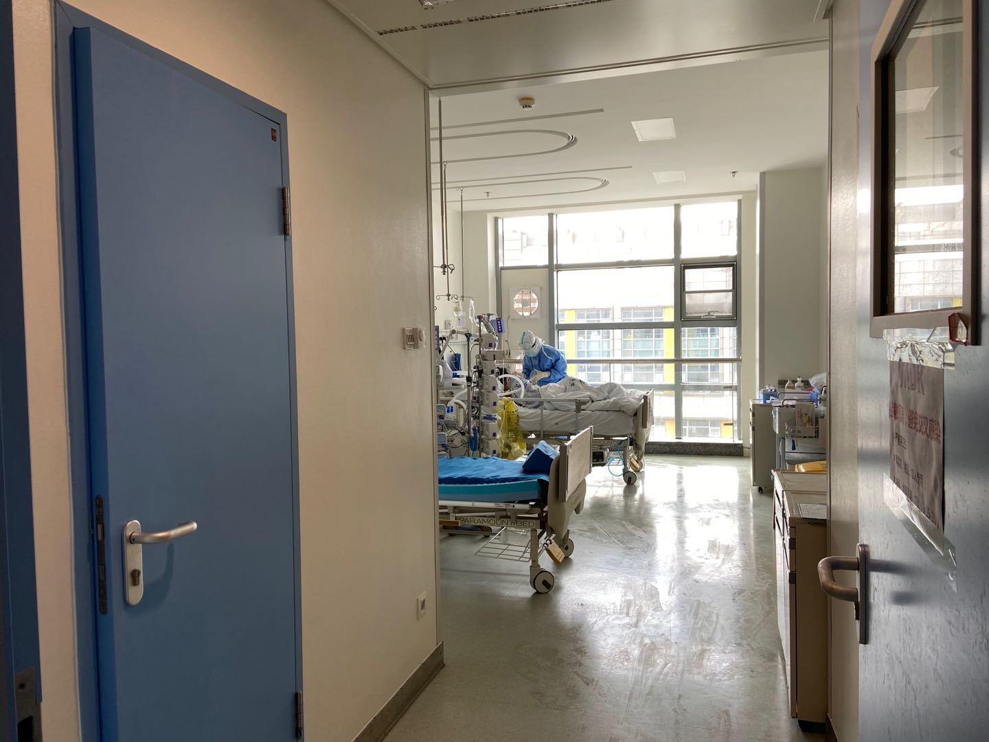 华中科技大学同济医学院附属同济医院中法新城院区ICU内,一名值班管床护士在为患者护理。