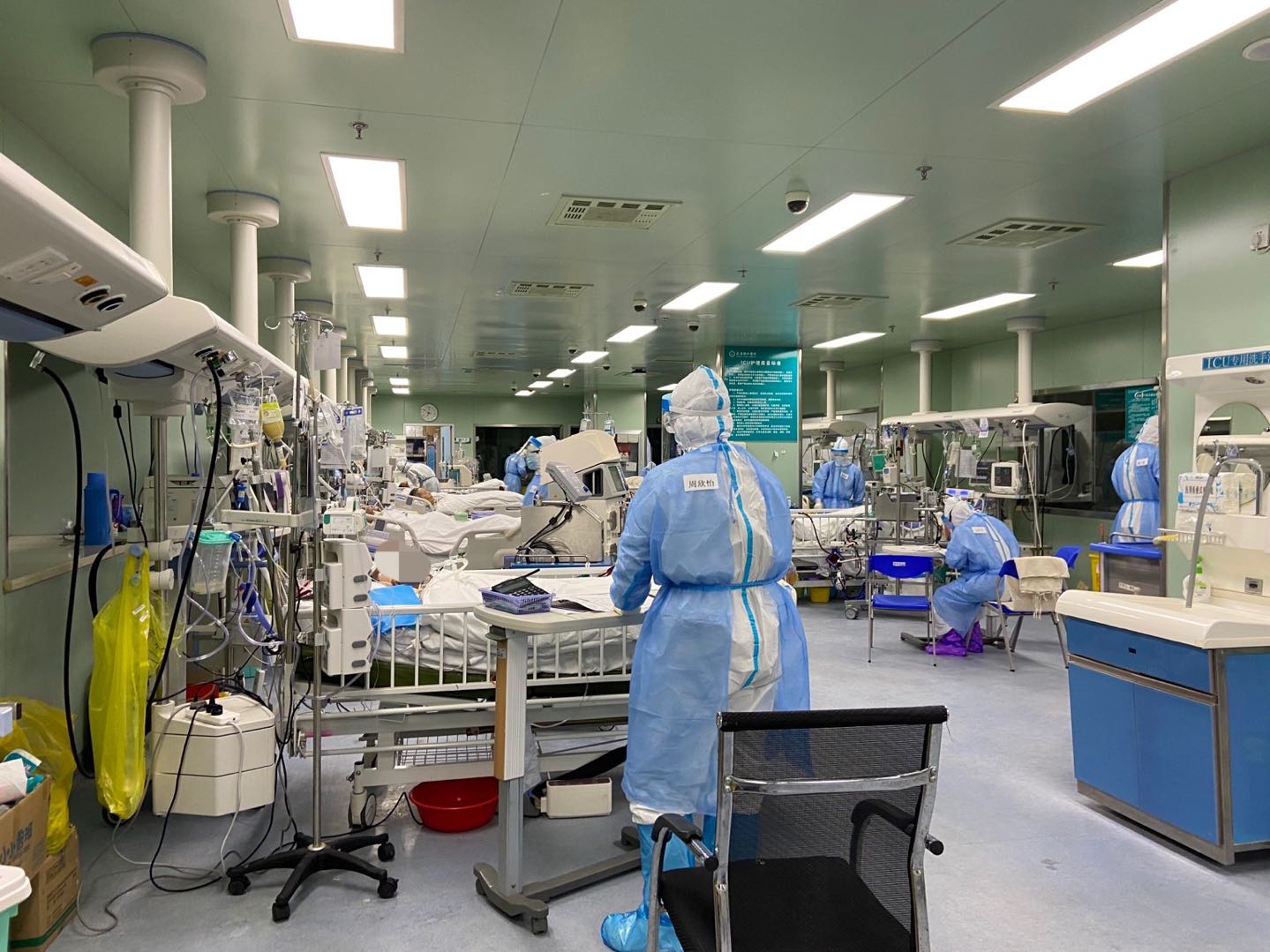 华中科技大学同济医学院附属协和医院西院ICU。截至4月26日,该ICU内仍有10名摆脱新冠病毒、核酸双阴的病危患者。