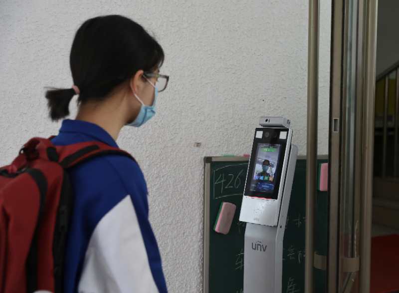 7时许,北京丰台二中,学生测温后入校。摄影/新京报记者 王飞