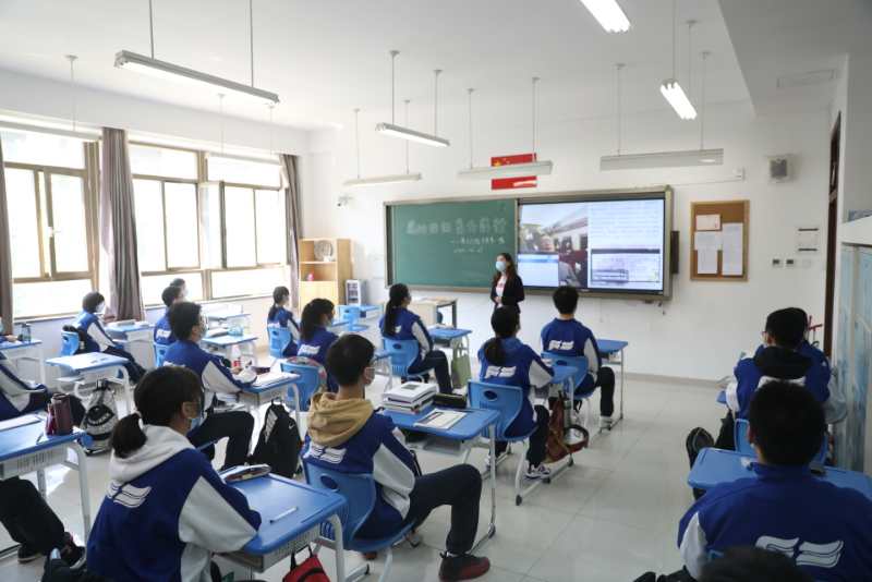 10时许,北京丰台二中,高三开学第一课主题是“感动回归 蓄力前行”。摄影/新京报记者 王飞