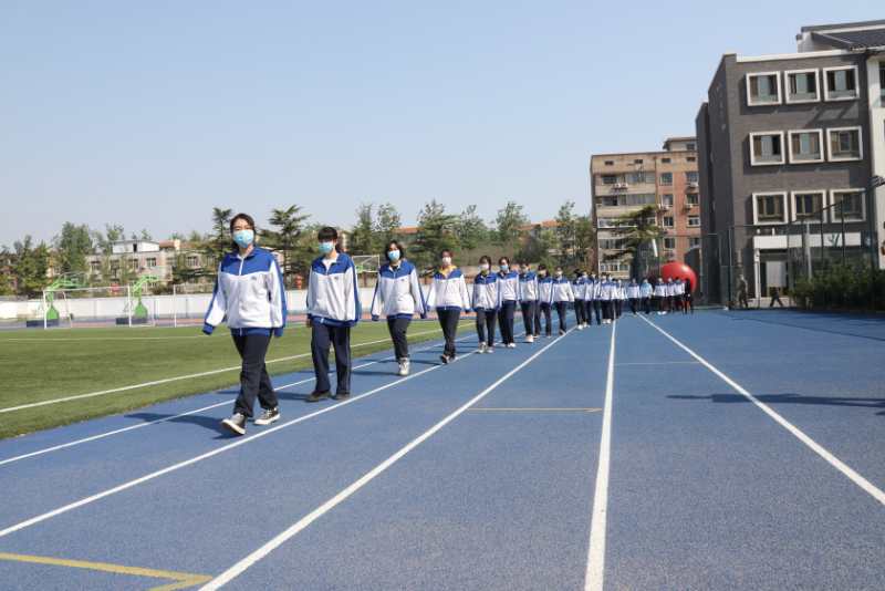 9时许,北京丰台二中,学生保持一米距离走进操场。摄影/新京报记者 王飞
