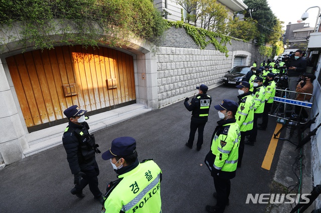 全斗焕出发前,家门外警察围成人墙。(纽西斯通讯社)