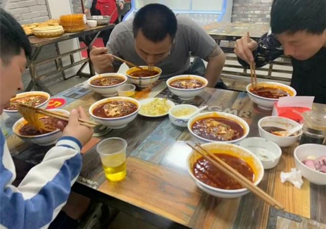开车一小时只为吃它,4人连吃十六碗,只用了一百块,太值了