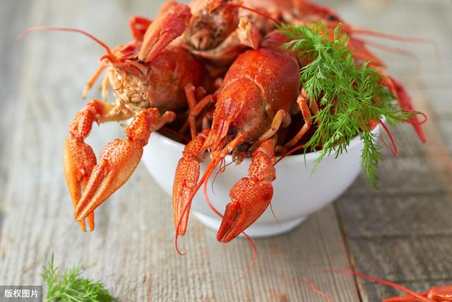 只只爆黄!魔都这家牛肉火锅大佬卖小龙虾啦,“脱完”上桌!