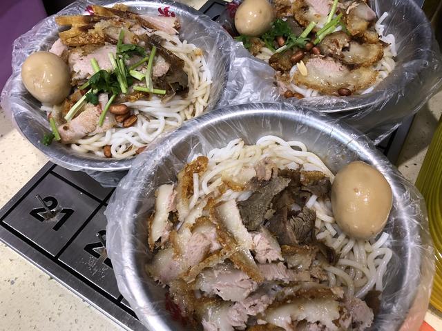 广西人爱吃粉,一日三餐米粉都可作为主食,广西米粉的千百味
